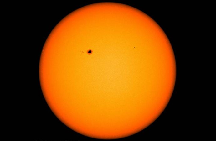 Enormous sunspot turns towards Earth, chance of northern lights