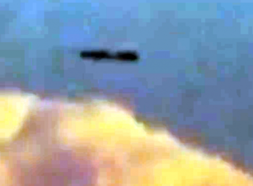 Cigar shaped UFO seen flying over Saint Petersburg, Florida
