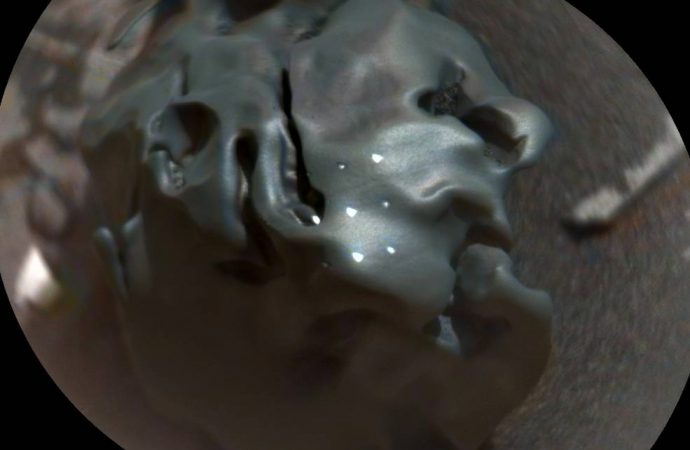 Curiosity Mars Rover Checks Odd-looking Iron Meteorite