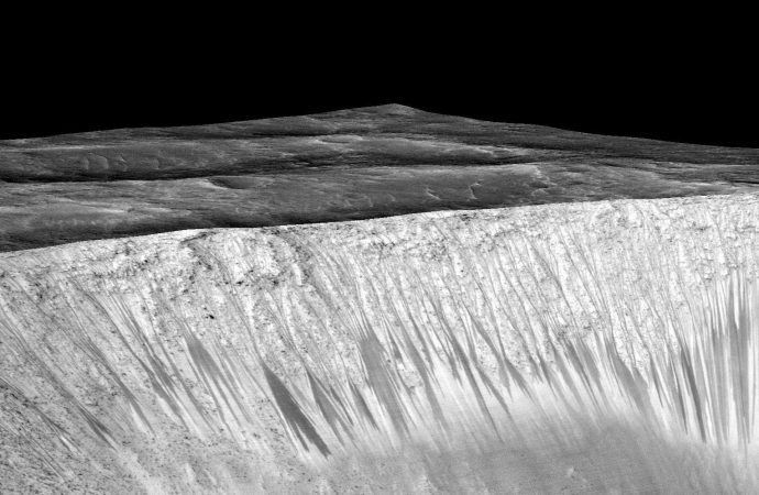 Are Mars’ Dark Streaks Really Evidence of Liquid Water?