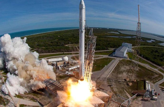 SpaceX’s Falcon 9 reaches for the stars after aborted launch, Dragon eyes encounter at ISS