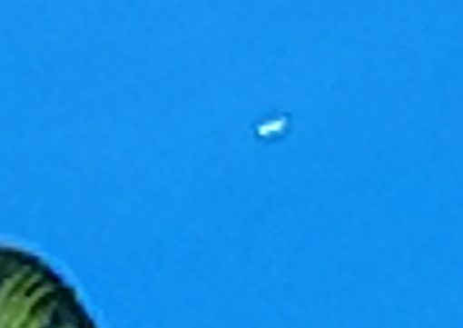 Australian witness photographs cylinder UFO