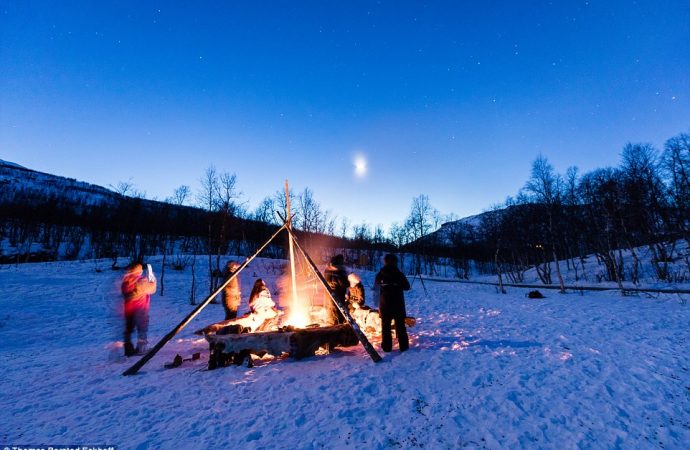 Shining UFO is spotted over remote northern Norway and ‘EXPLODES into two’ as stunned onlookers watch before ‘fading into dust’