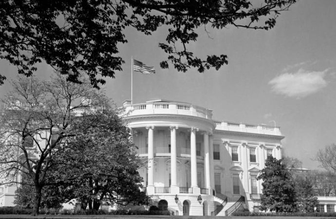 When UFOs Buzzed the White House and the Air Force Blamed the Weather