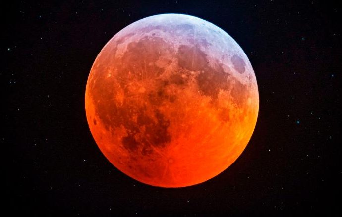 Stargazers share images of the super blood wolf moon