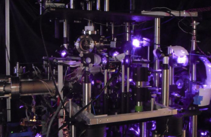 Trapping atoms in a laser beam offers a new way to measure gravity