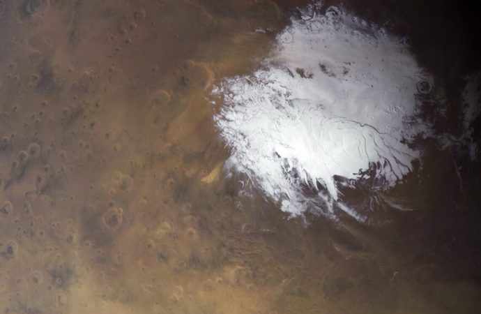 A ‘lake’ on Mars may be surrounded by more pools of water
