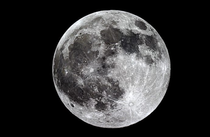 Has Earth’s oxygen rusted the Moon for billions of years?